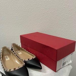 Valentino rockstud flat in black and beige leather. In excellent condition.